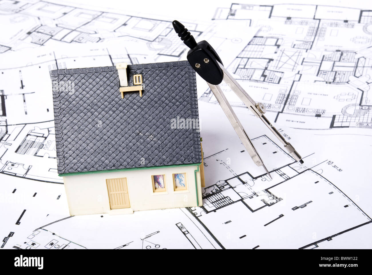 Haus nach Bauplan mit einem tool Stockfoto
