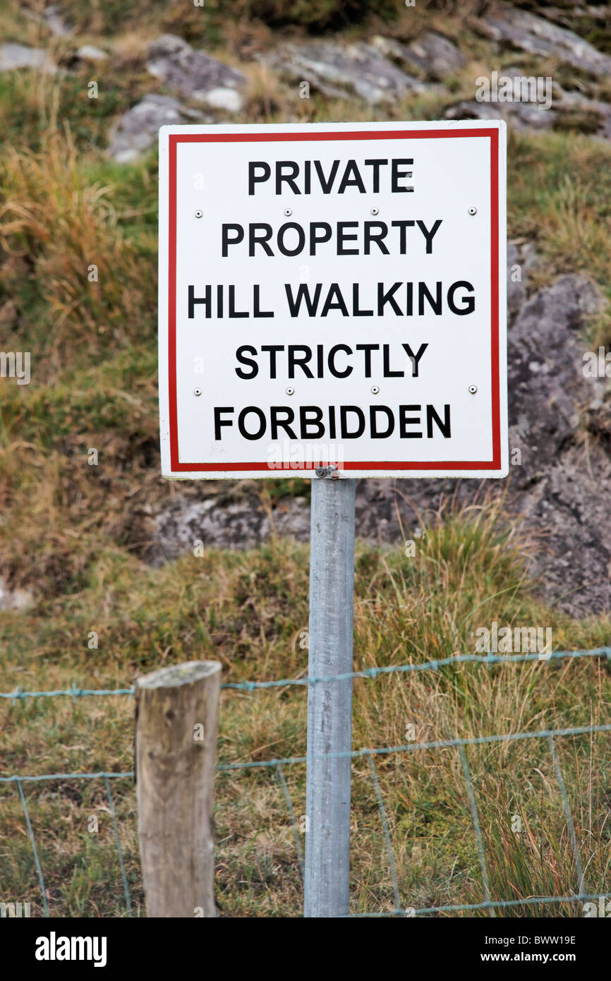 Privateigentum, Bergwandern streng verboten Schild. Molls Gap, County Kerry, Munster, Irland. Stockfoto