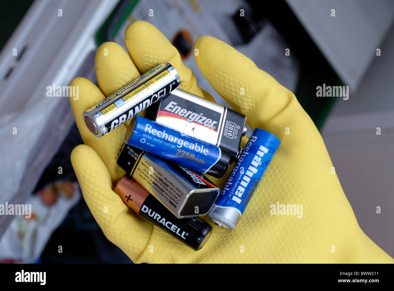 Gefährlicher Güter Batterie Batterien Strom wird verwüstet elektronischen  Abfall Umwelt Müll gefährlich Stockfotografie - Alamy