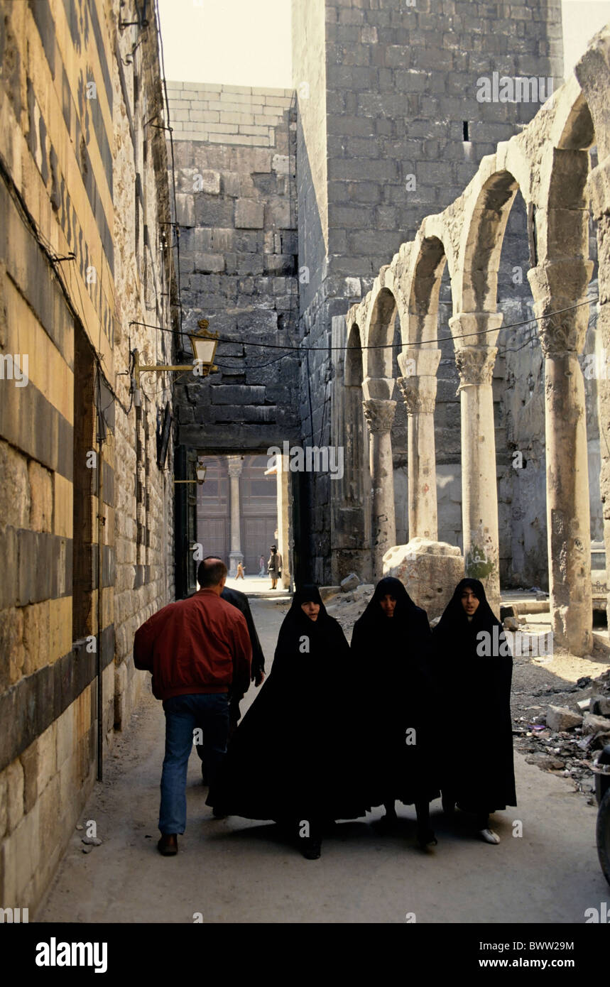 Frauen in schwarzen Kleid außerhalb der Umayyaden-Moschee, Damaskus, Syrien. Stockfoto