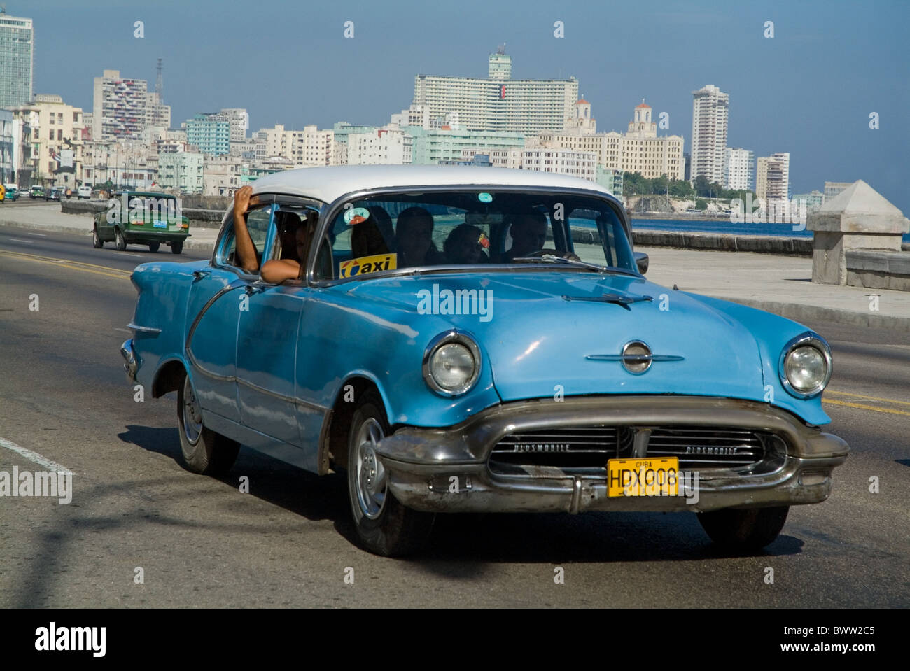 Amerikanische Oldtimer verwendet als Taxi fahren in Malecon, Havanna, Kuba Stockfoto