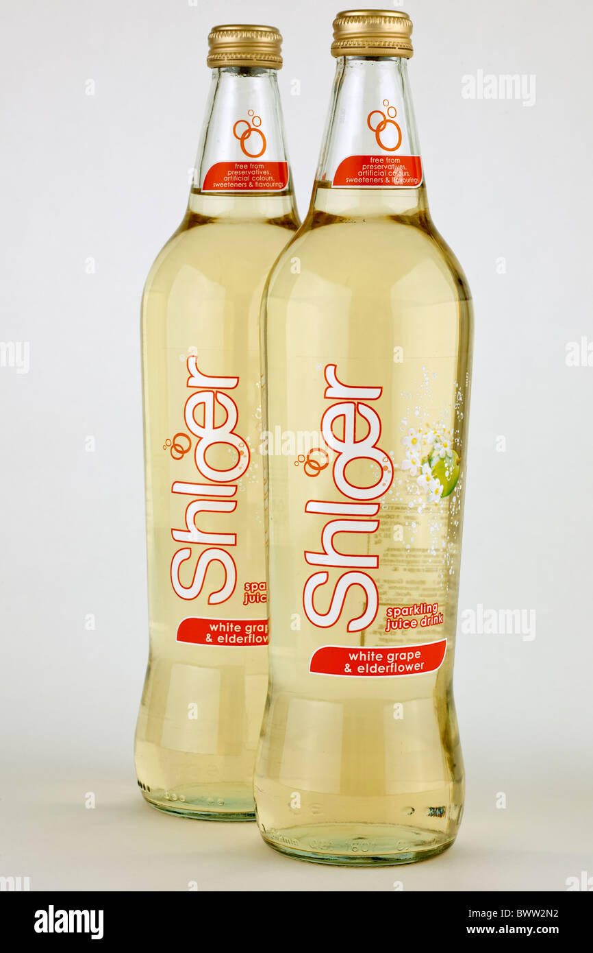 Zwei Flaschen Shloer weiße Traube und Holunderblüten nicht alkoholische Sekt Saft trinken Stockfoto