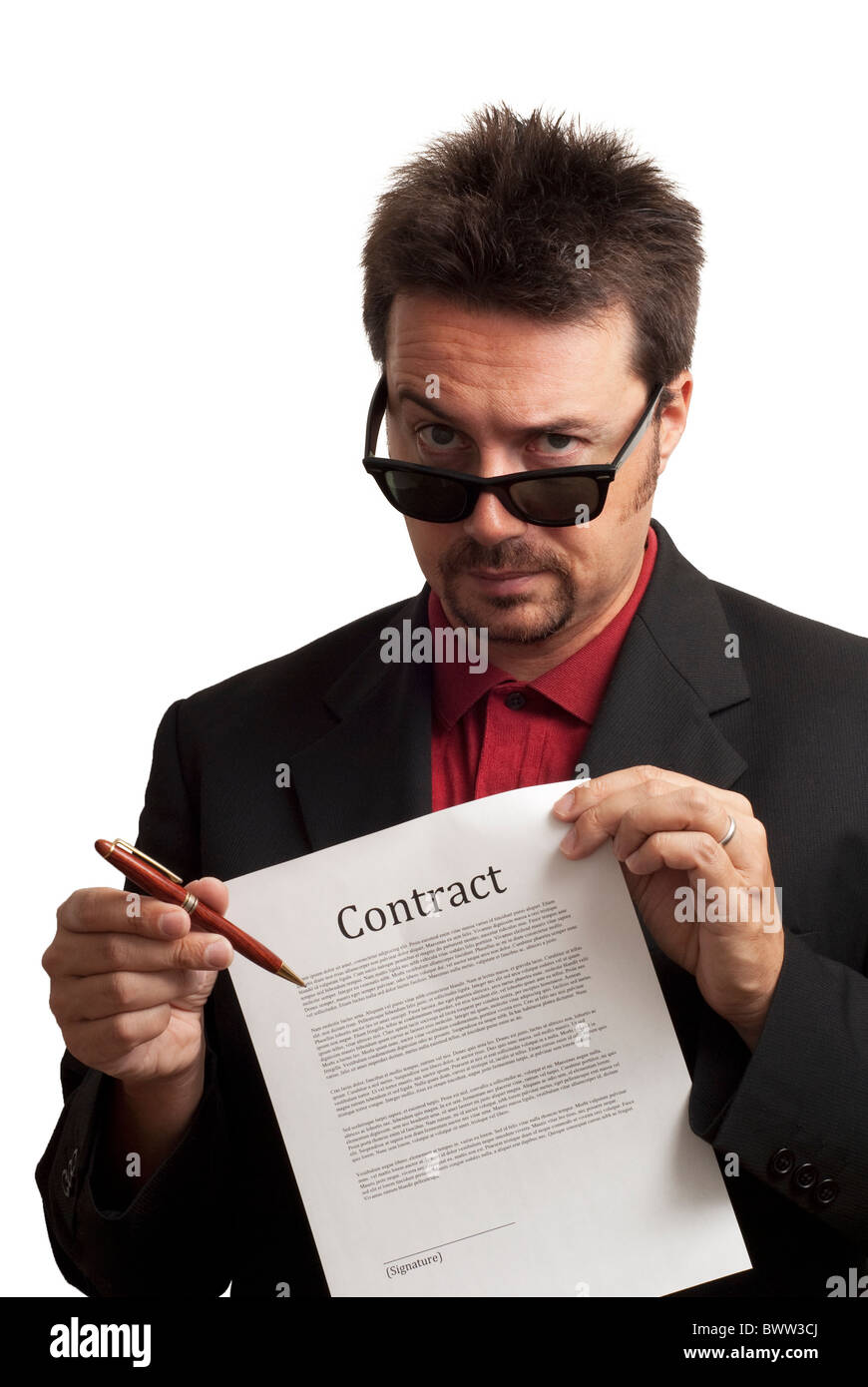 Schattig und nicht vertrauenswürdig Geschäftsmann mit Stift, einen Vertrag zu unterzeichnen. Studioshot auf weißem Hintergrund Stockfoto