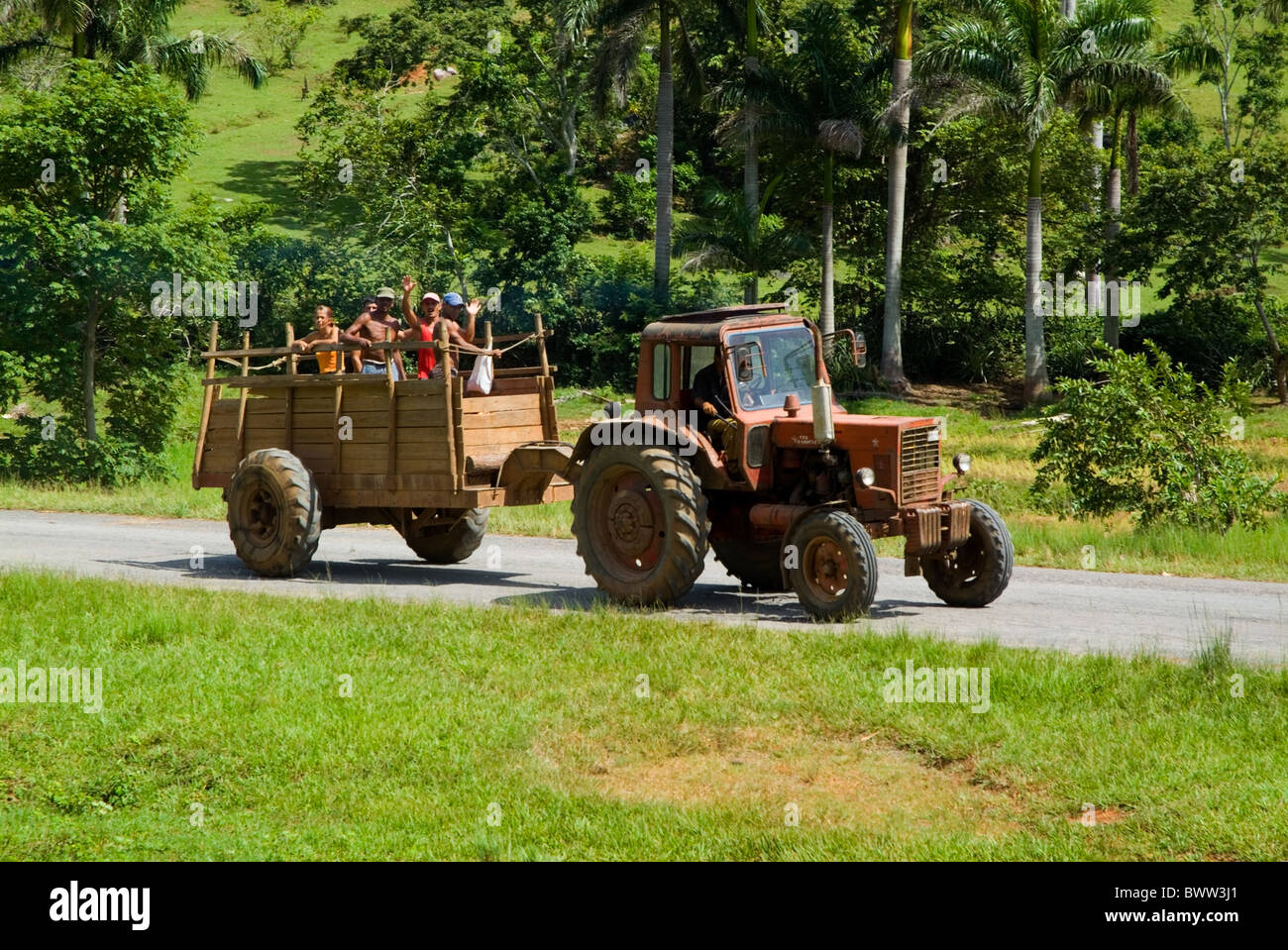 Kubanische Landarbeiter auf einem Traktor aus den Feldern in das Tal von Vinales, Provinz Pinar Del Rio, Kuba zurück. Stockfoto