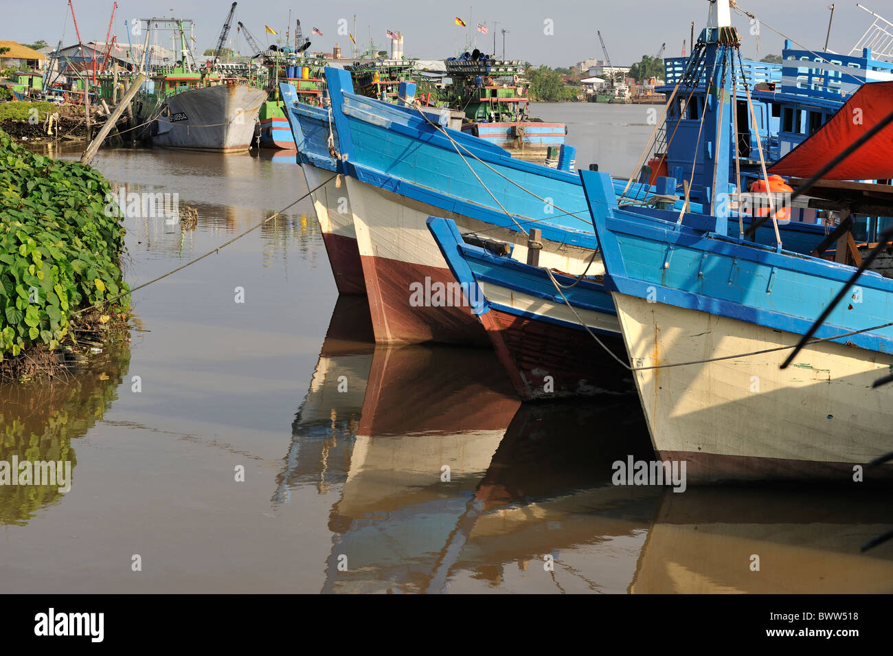 Die Bögen der Fischerboote Line-up am Fluss Sarawak (Sungai Sarawak) in Kuching Stockfoto