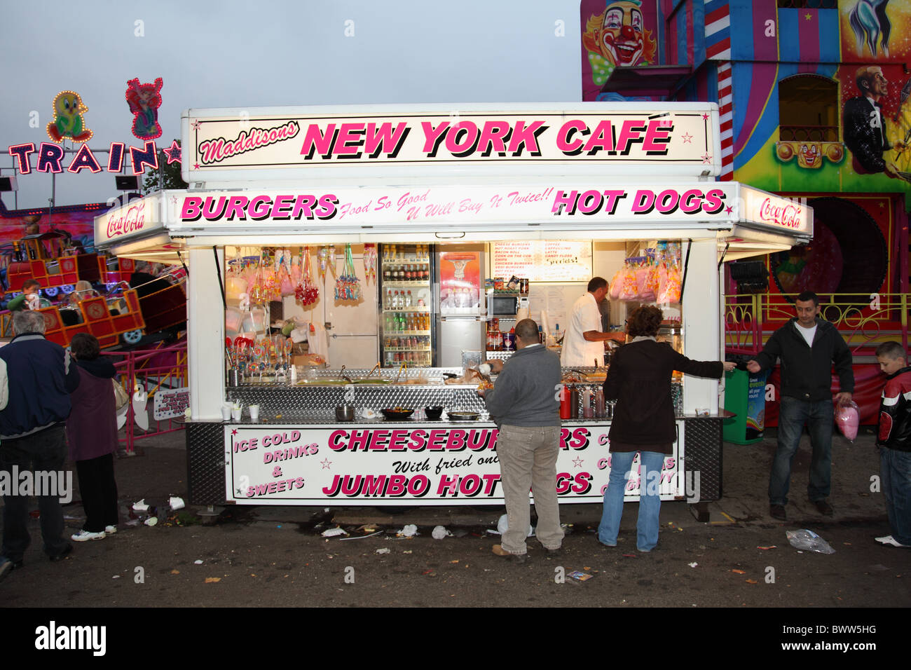 Ein Burger-Stand auf dem Jahrmarkt in Großbritannien Stockfoto