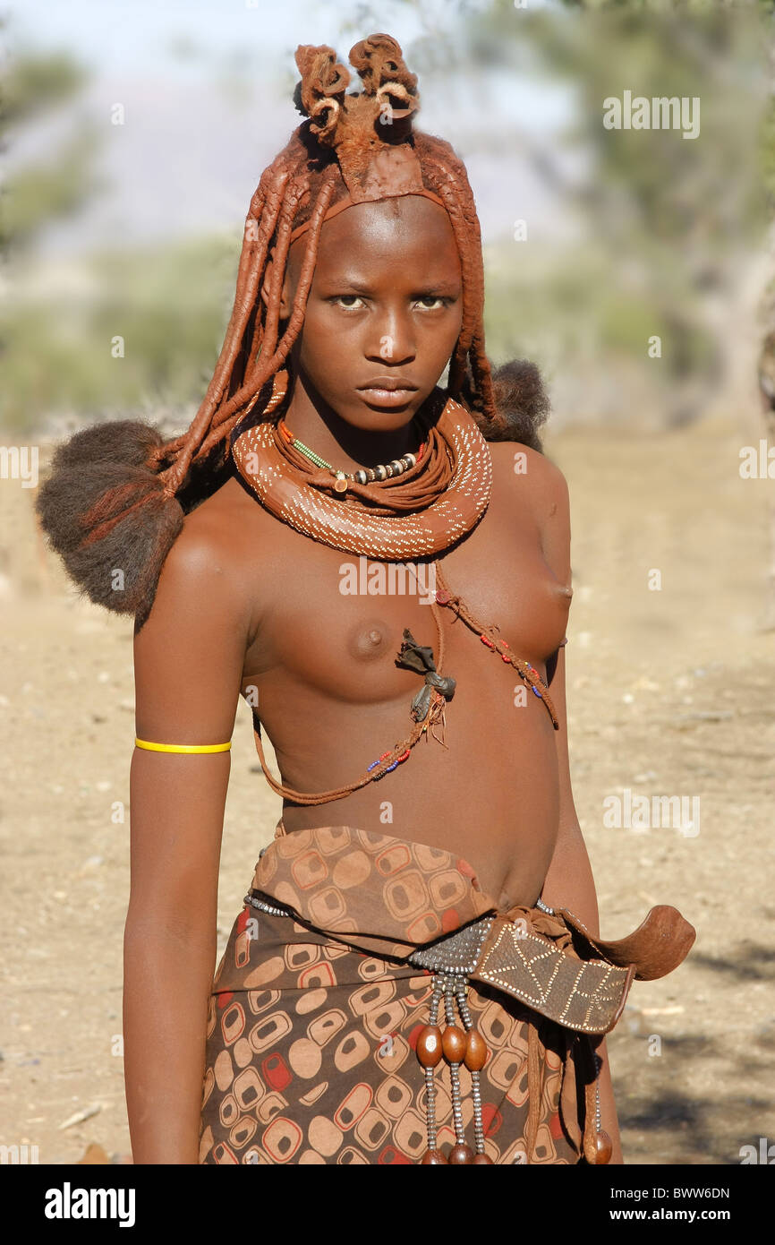 Himba-Mädchen mit traditionellen Leder "Oruvanda" Stockfoto