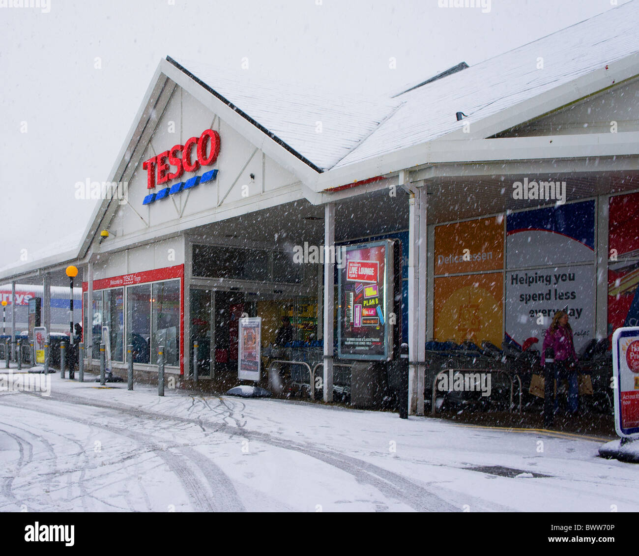 Schnee fällt am Eingang zu einem Tesco-Supermarkt Stockfoto