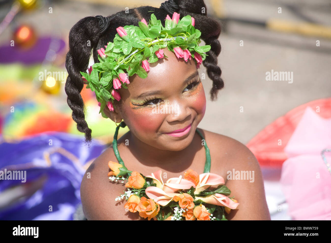 Trinidad Karneval - Porträt eines hübschen jungen Mädchens in Hawaiin Kostüm Stockfoto