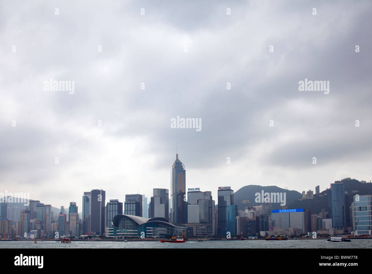 Die erstaunliche Hong Kong Skyline wie gesehen von Kowloon. Die imposante Bauten sind Central Plaza Tag tagsüber Stockfoto