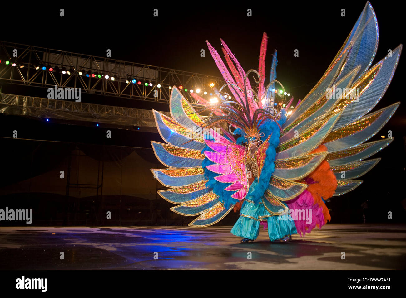 Junior Queen Finale Megan Nunes spielen "Wings of Freedom - Flug aus der verbotenen Stadt" von der Band "Verbotene Stadt" Stockfoto