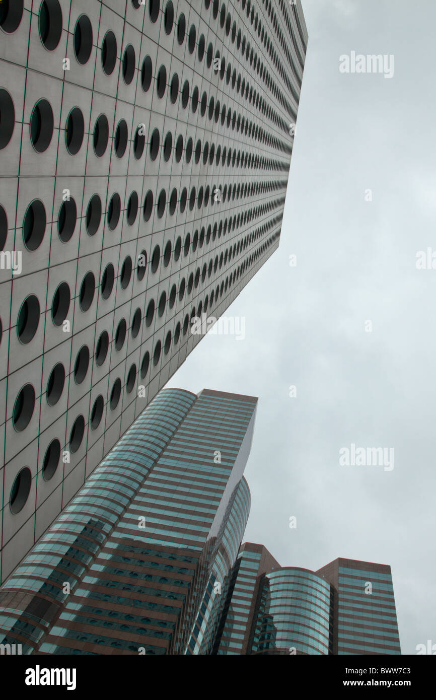 Jardine House ist früher bekannt als Connaught Centre (康樂大廈), ein Büroturm in Hong Kong. Stockfoto