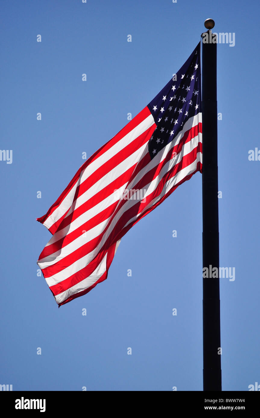 Amerikanische Flagge weht gegen blauen Himmel Stockfoto