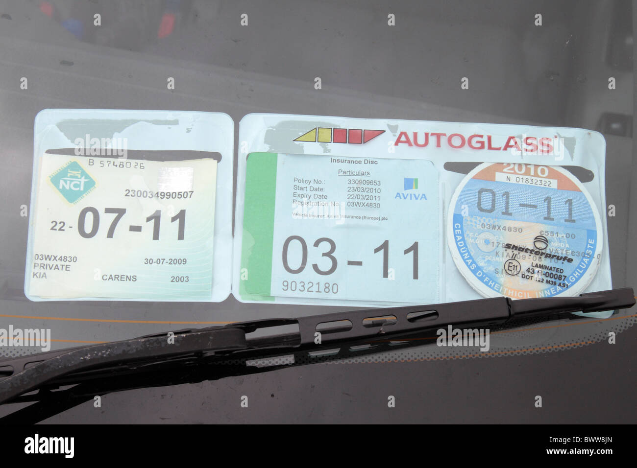 Eine typische Sammlung von regulierten Autofahren Datenträger auf einer irischen Auto: NCT, Kfz-Versicherung und Kfz-Steuer. Stockfoto