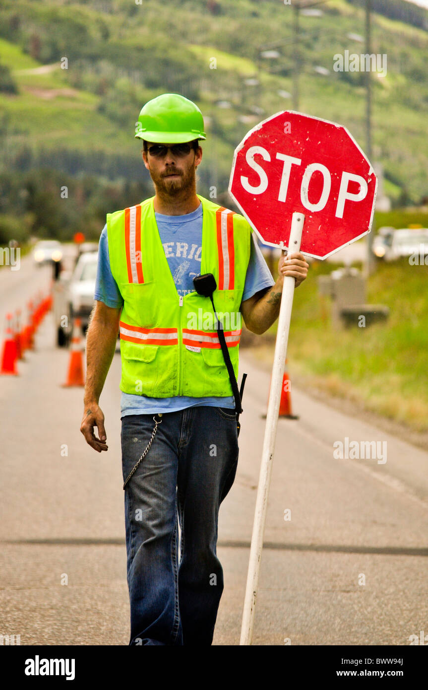 Arbeiter halten Stoppschild Stockfoto