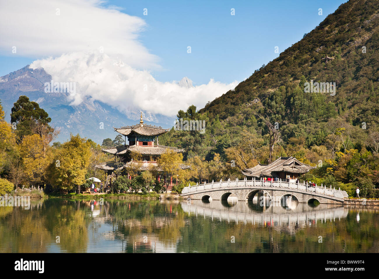 Black Dragon Pool, Jade Dragon Snow Mountain, Deyue-Pavillon, Suocui Brücke, Lijiang, Yunnan Province, China Stockfoto
