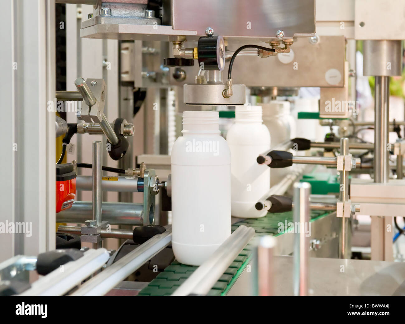 Massenproduktion von Kunststoff-container Stockfoto