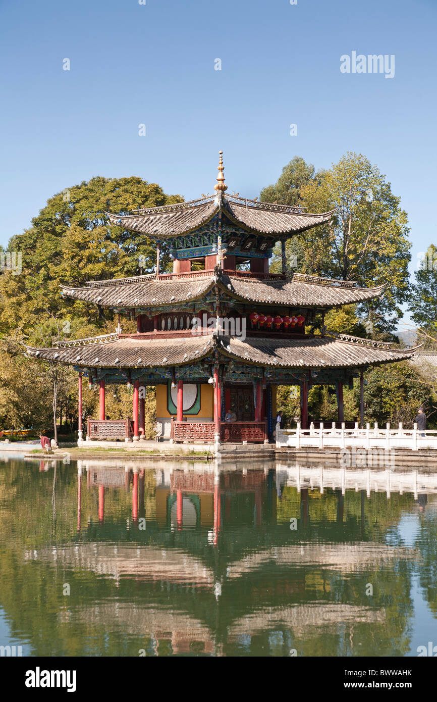 Deyue-Pavillon, Black Dragon Pool, Lijiang, Yunnan Province, China Stockfoto