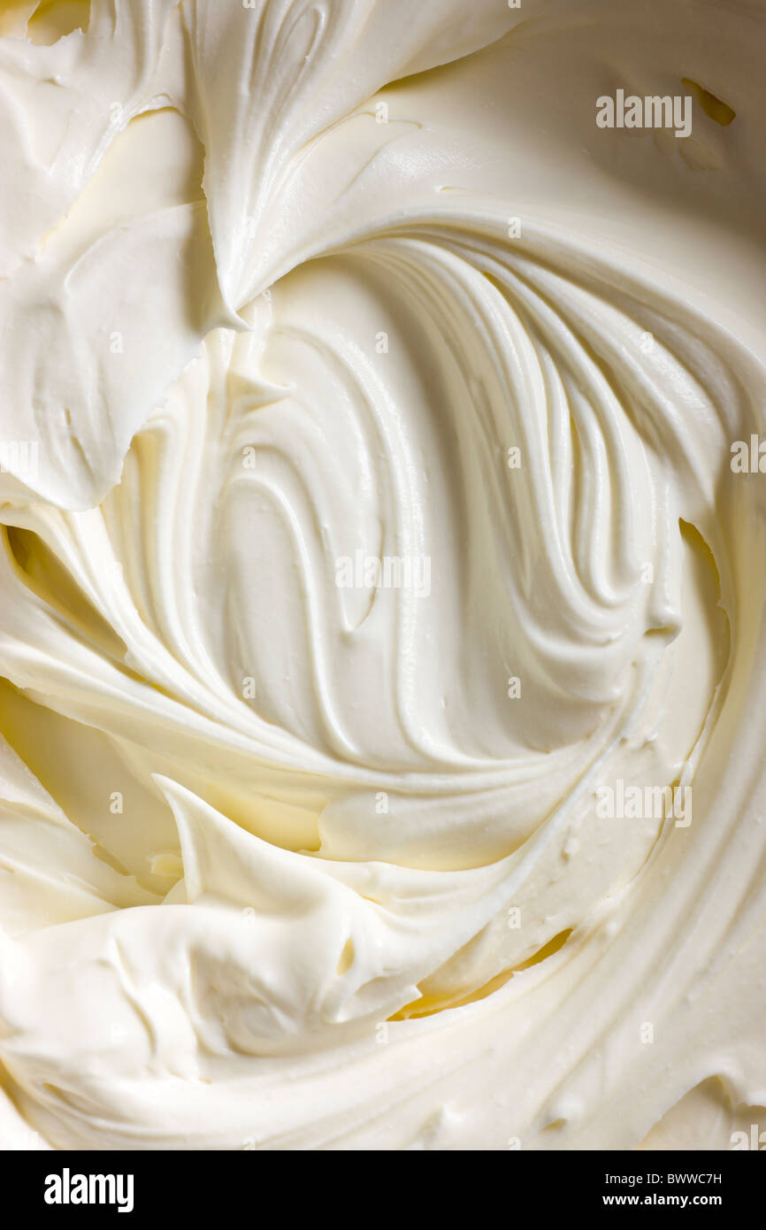 Wirbel und Muster auf der Oberfläche eines cremigen Käses. Stockfoto