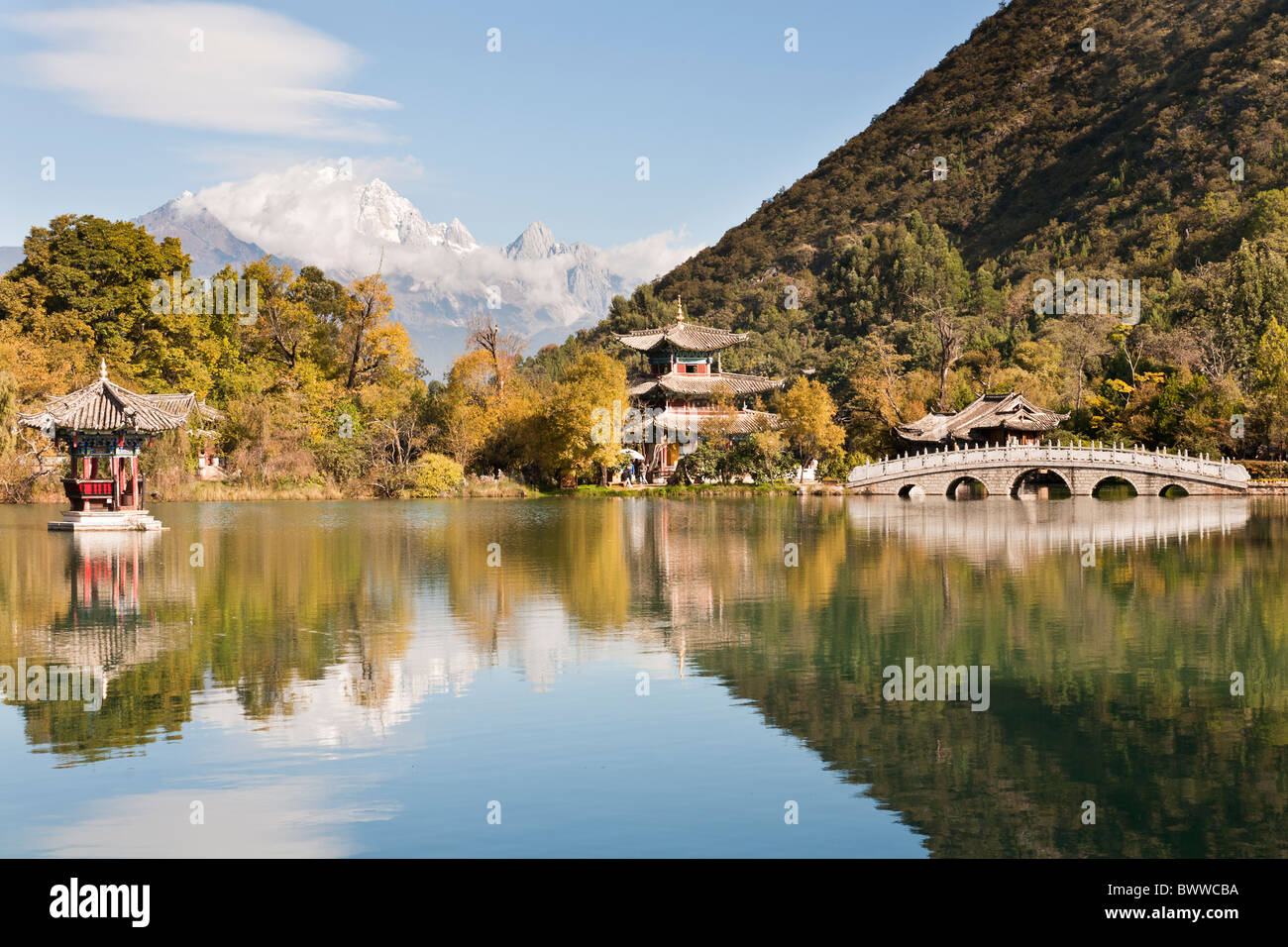 Black Dragon Pool und Jade Dragon Snow Mountain, Lijiang, Yunnan Provinz, China Stockfoto