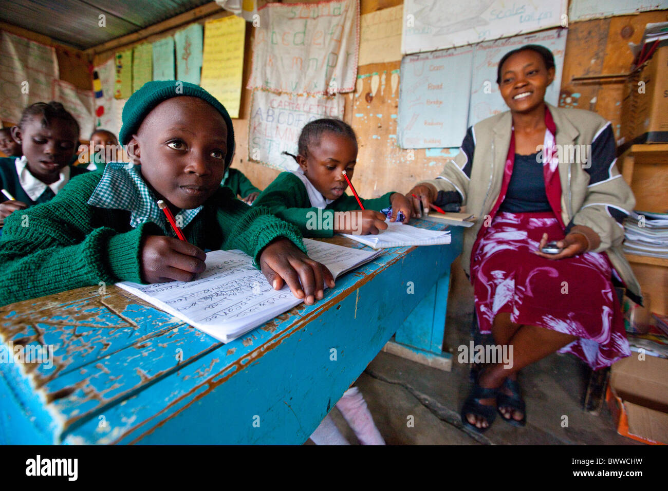 Lehrer und Schüler aus Mathare Slums im Maji Mazuri Centre und Schule, Nairobi, Kenia Stockfoto