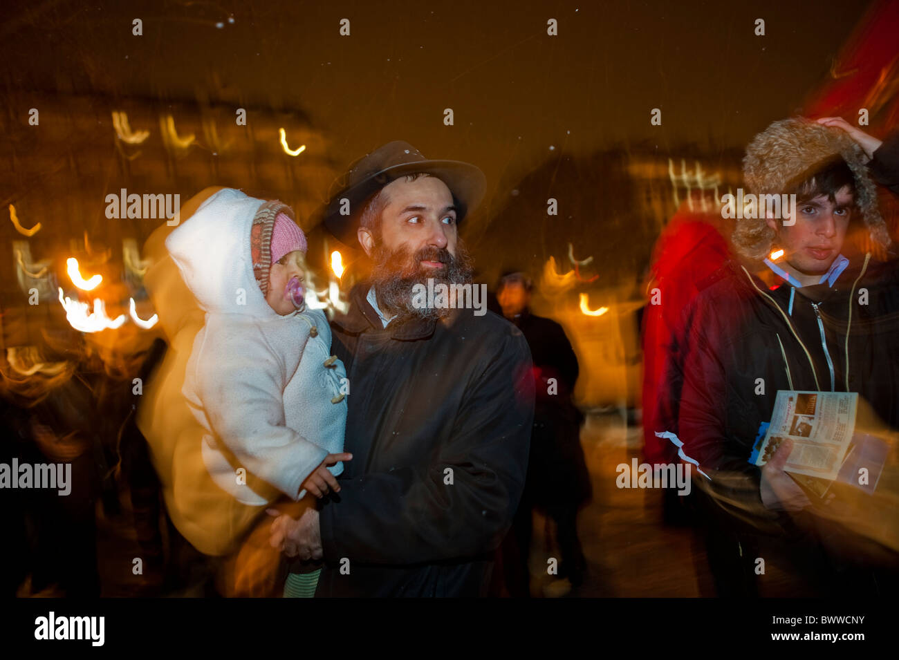 Paris, Frankreich, Menschenmassen auf der Straße, jüdische Rabbiner feiern jährliche religiöse Feiertage, Hanukkah, Kerzenbeleuchtung Zeremonie, auf der Straße bei Nacht, chassidische jüdische Einwanderung Stockfoto