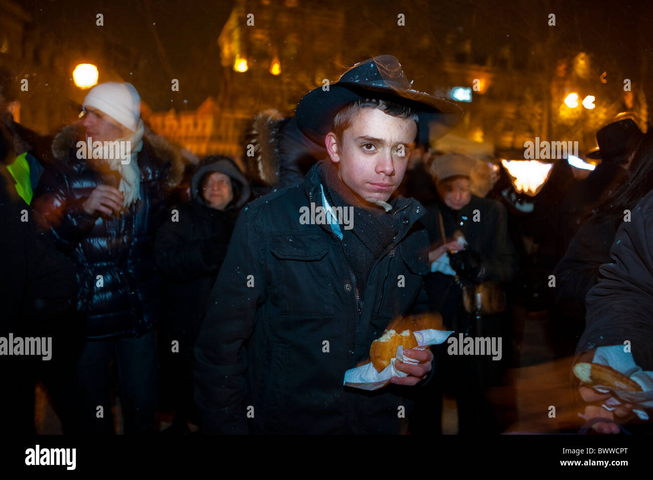 Paris, Frankreich, jüdische Teenager feiern jährliche religiöse Feiertage, Hanukka, Kerzenbeleuchtung Zeremonie, Nacht, jüdische Einwanderung, orthodoxe jüdische Hüte Stockfoto
