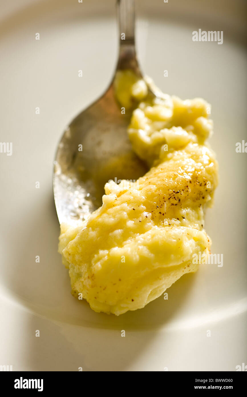 Kartoffelpüree mit garniert mit geriebener Muskatnuss, Fleur de Sel und brauner Butter. Stockfoto