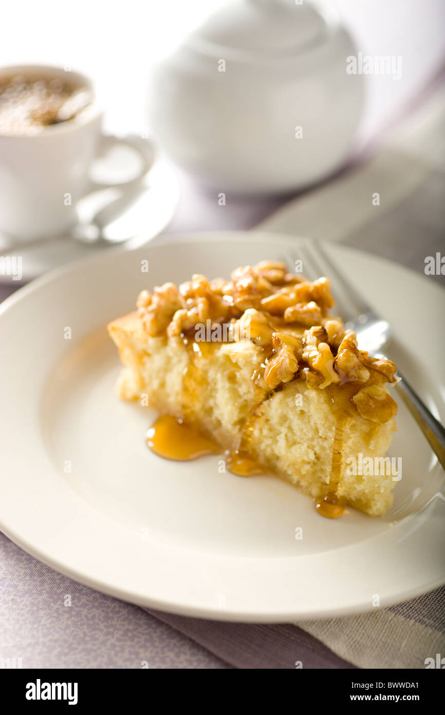 Ahorn-Rum-Pudding-Kuchen garniert mit gehackten Walnüssen und ...