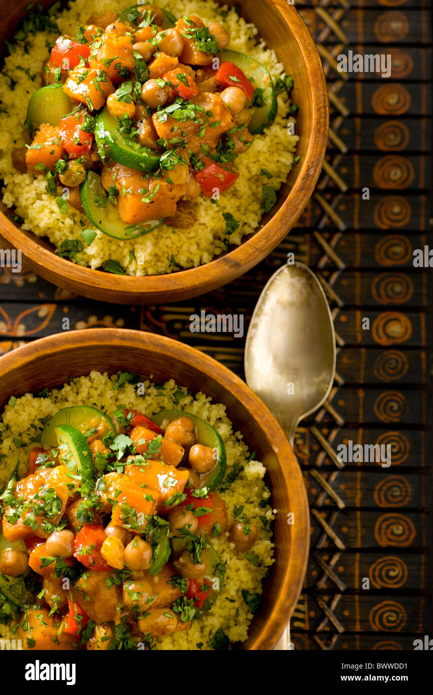 Marokkanische-Gemüse-Pfanne mit Chickepeas, Garam Masala, Butternut-Kürbis, Zucchine, Rosinen, Paprika und Cous Cous Stockfoto