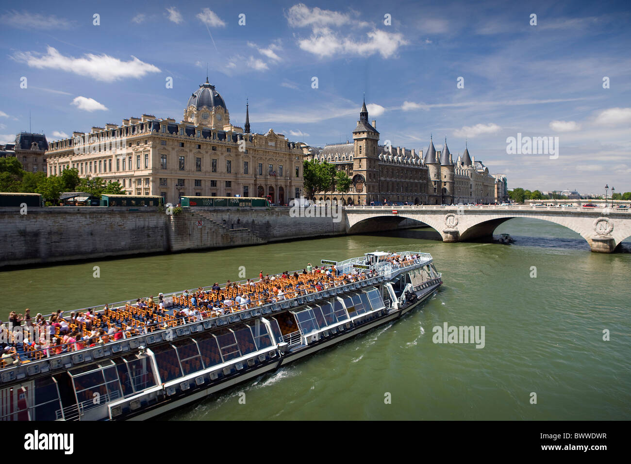 Frankreich Europa Paris Reisen Tourismus Stadt Seineufer Ile De La Cite-Gebäude-Kreuzfahrt-Schiff Stockfoto