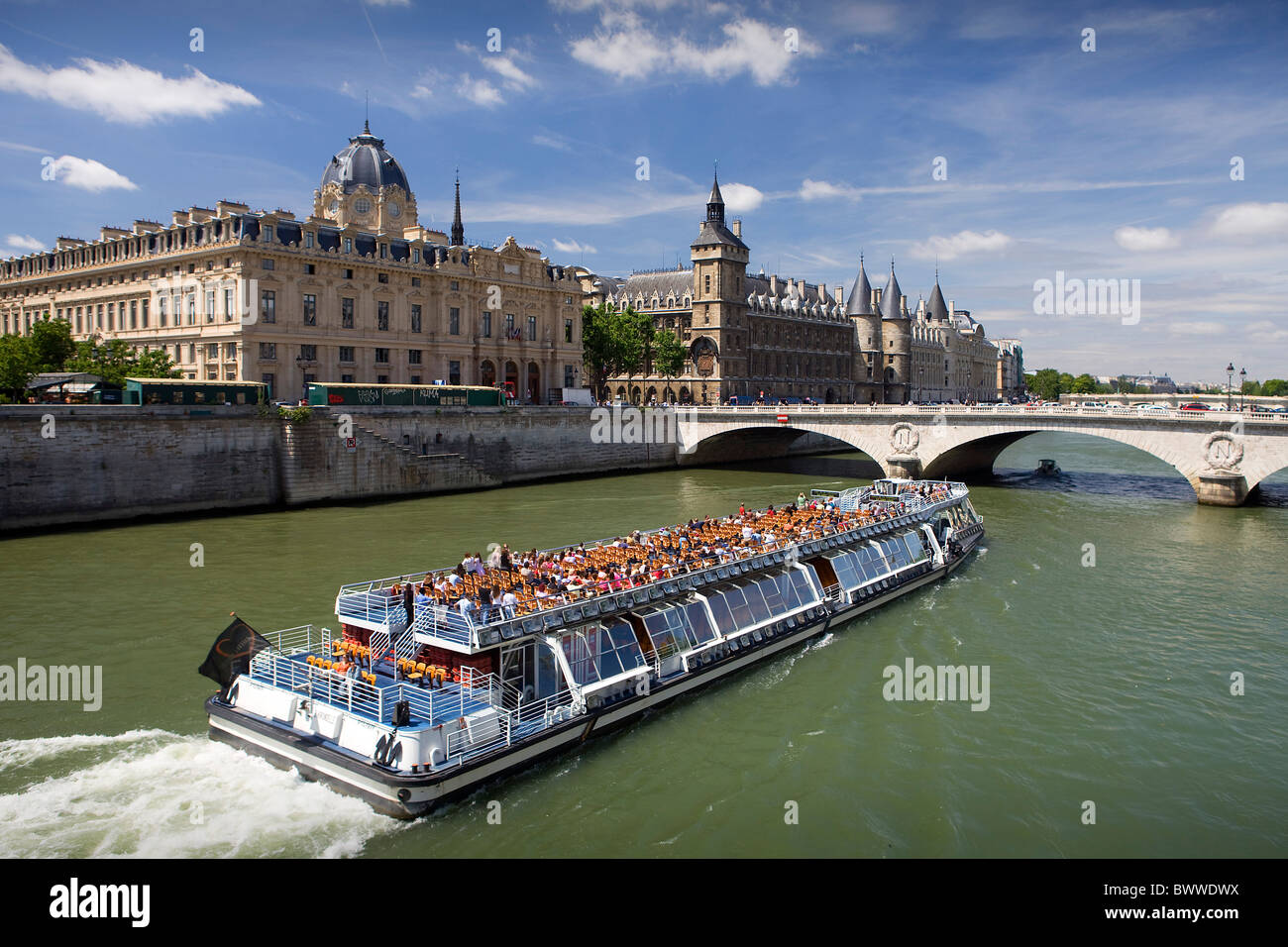 Frankreich Europa Paris Reisen Tourismus Stadt Seineufer Ile De La Cite-Gebäude-Kreuzfahrt-Schiff Stockfoto