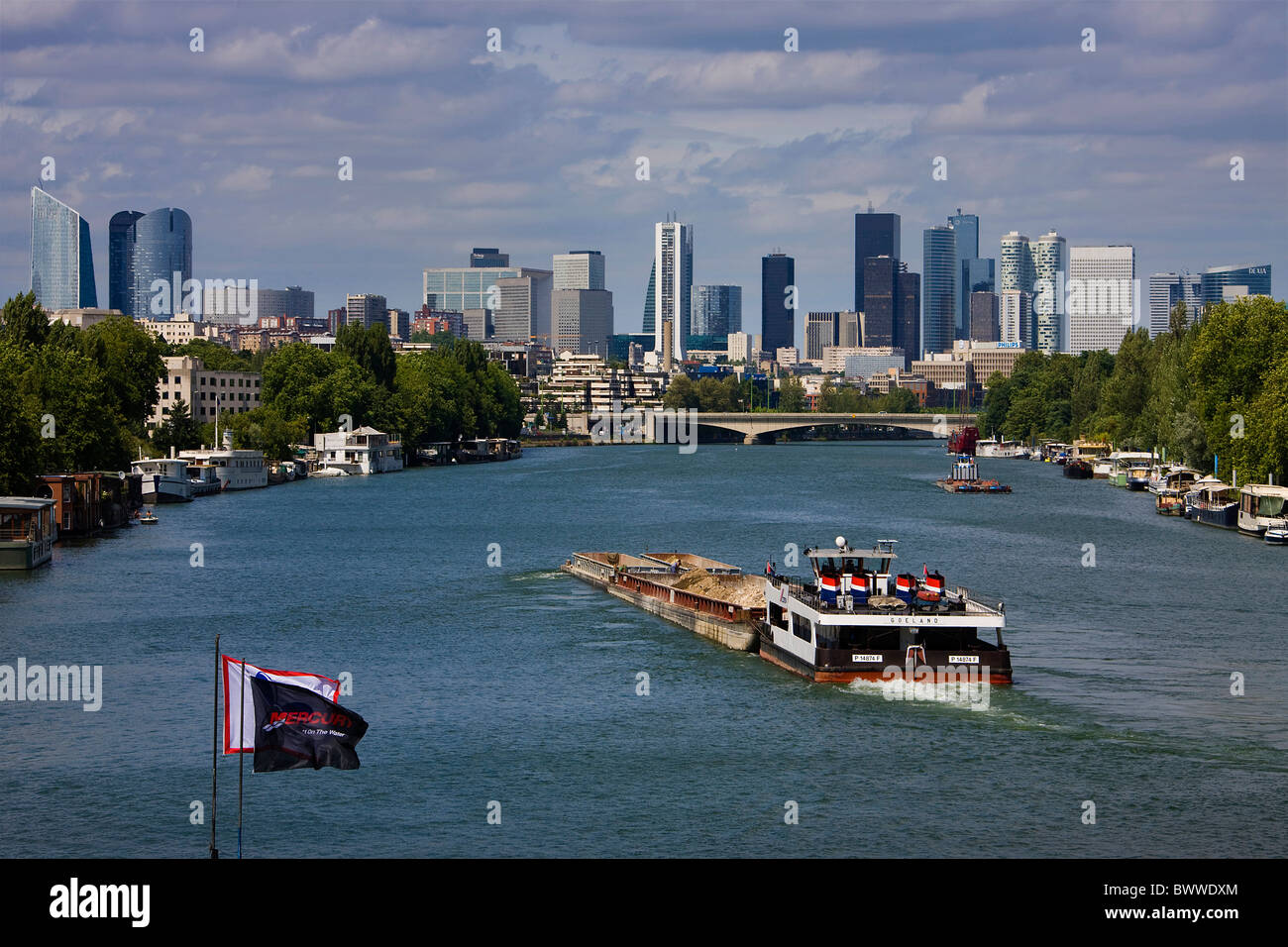 Frankreich Europa Paris Reise Tourismus Stadt Seine Fluss La Defense Skyline-Touristen Boot Schiff Transport Stockfoto