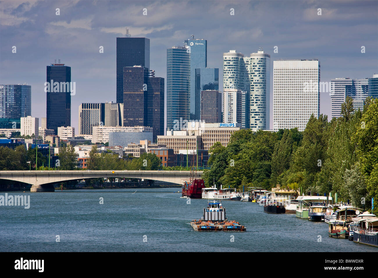 Frankreich Europa Paris Reise Tourismus Stadt Seine Fluss La Defense Skyline-Touristen Boot Schiff Transport Stockfoto