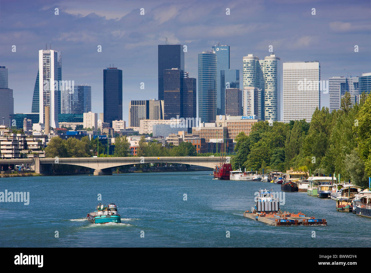 Frankreich Europa Paris Reise Tourismus Stadt Seine Fluss La Defense Skyline-Touristen Boot Schiff Transport Stockfoto