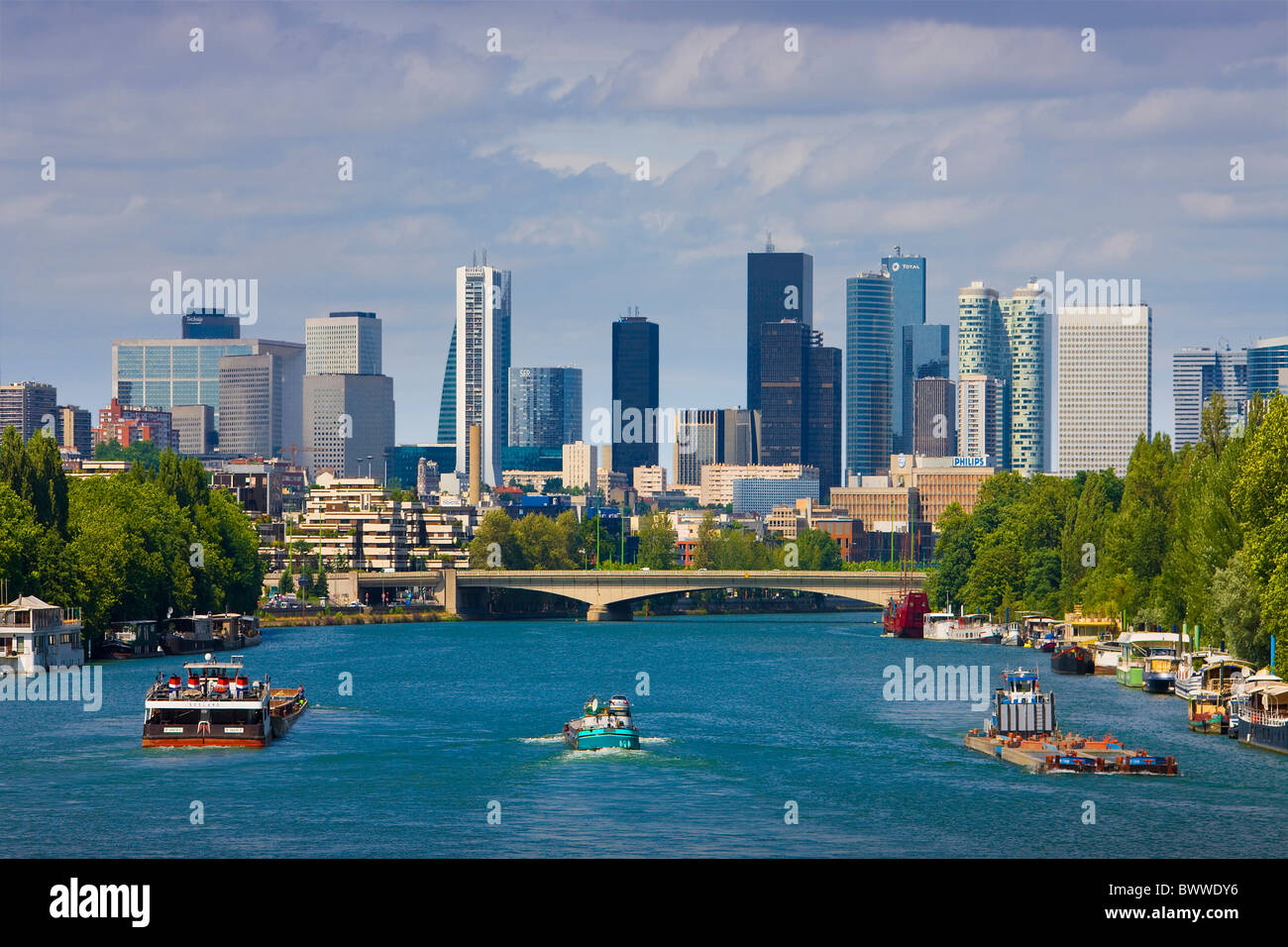 Frankreich Europa Paris Reise Tourismus Stadt Seine Fluss La Defense Skyline-Touristen Boot Schiff Transport Stockfoto