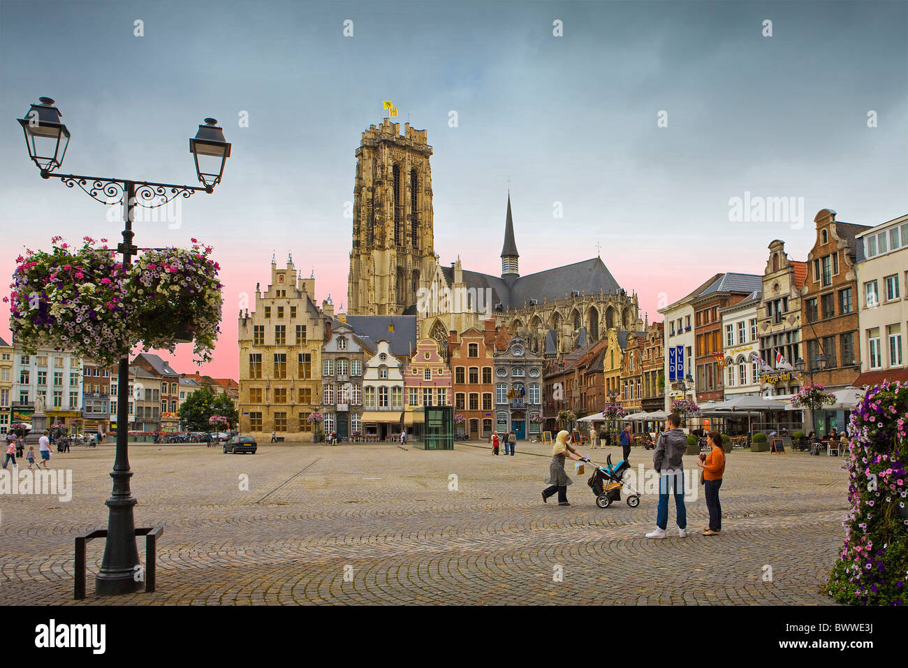 Belgien-Europa-Reisen-Mechelen Stadt alte Stadt Grand Place Grote Markt Platz St. Rumbold Cathedral Kopfsteinpflaster Stockfoto