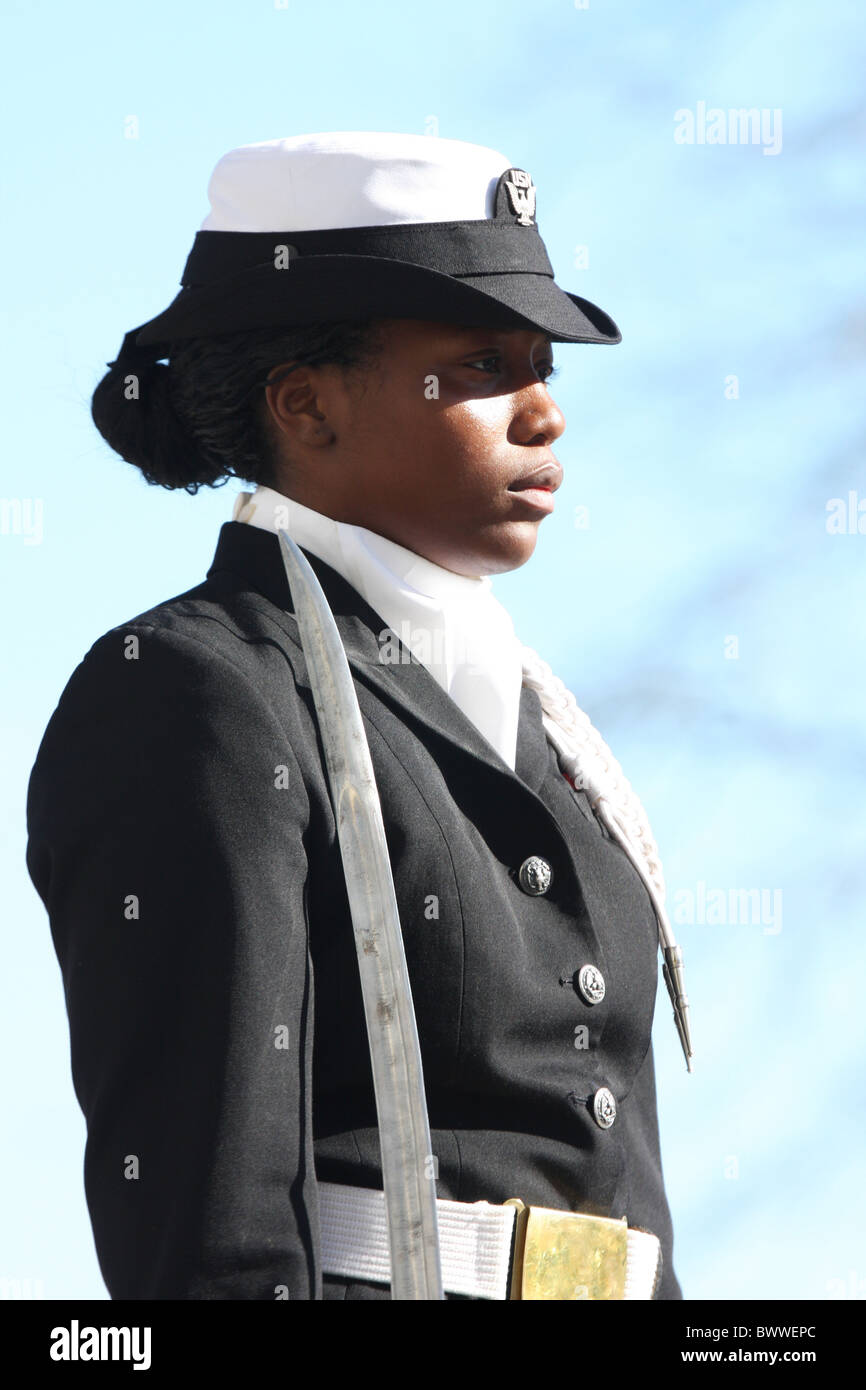 United States Navy Einheit afroamerikanische Frau marschieren in der Wisconsin Milwaukee Veterans Day Parade Stockfoto