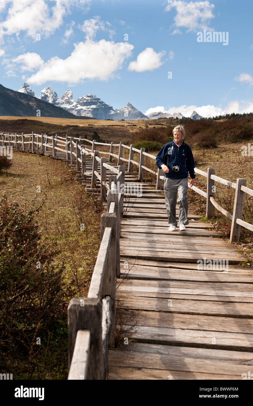 Yulong Xue Shan Gebirge, auch bekannt als Jade Dragon Snow Mountain, aus Yak Wiese, Lijiang, Yunnan Provinz, China Stockfoto