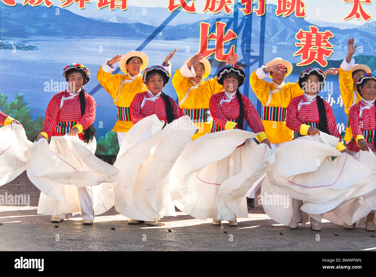 Mosuo-Frauen tanzen, tragen Tracht, Lijiang, Provinz Yunnan, China Stockfoto