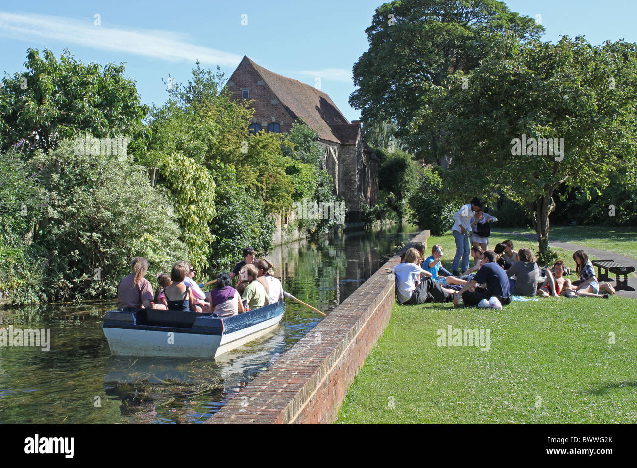 Der Fluss Stour wie es fließt durch Blackfriars von Canterbury. In der Nähe einer großen Mühle die niedergebrannt. Stockfoto