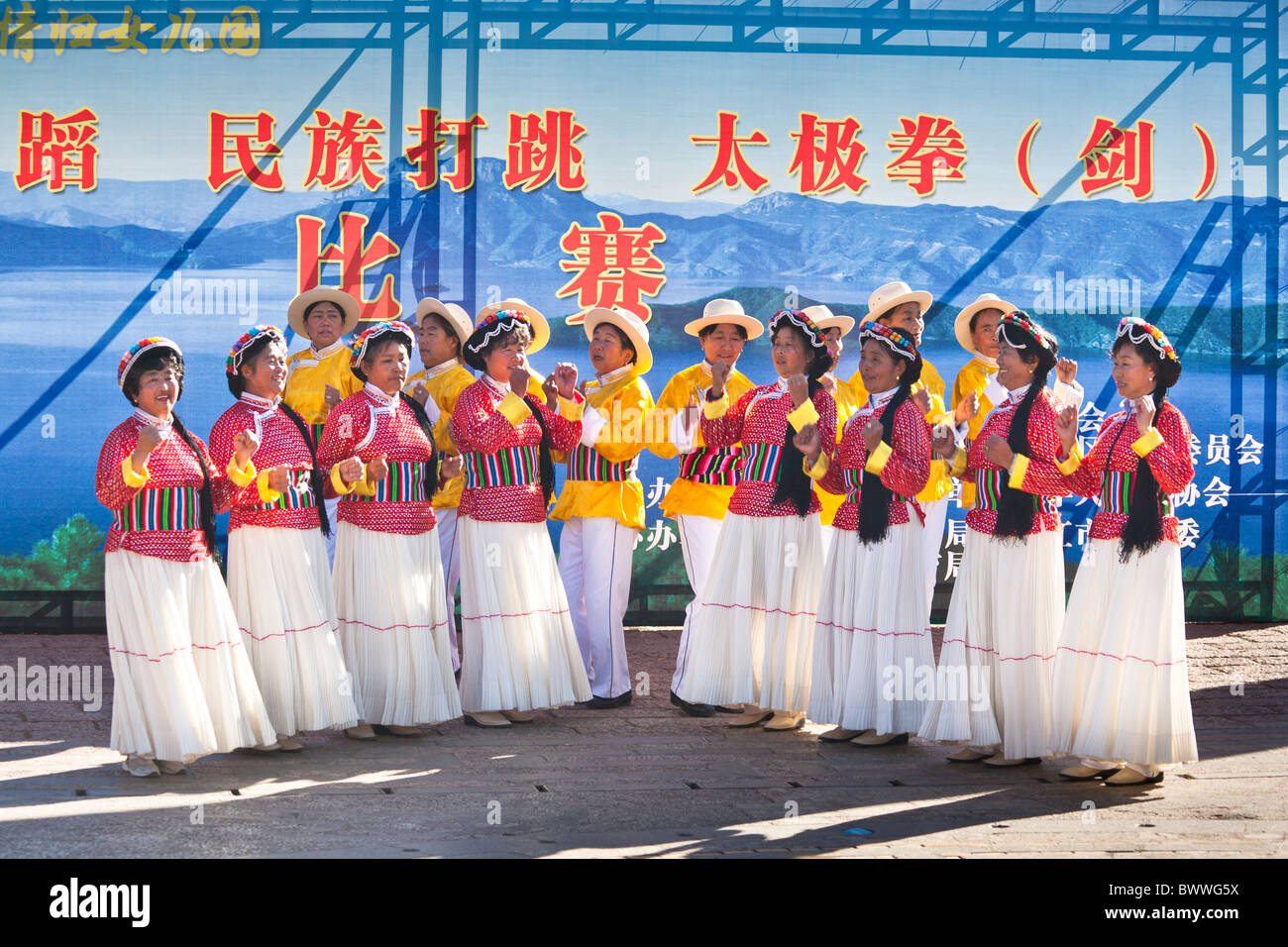 Mosuo-Frauen tanzen, tragen Tracht, Lijiang, Provinz Yunnan, China Stockfoto