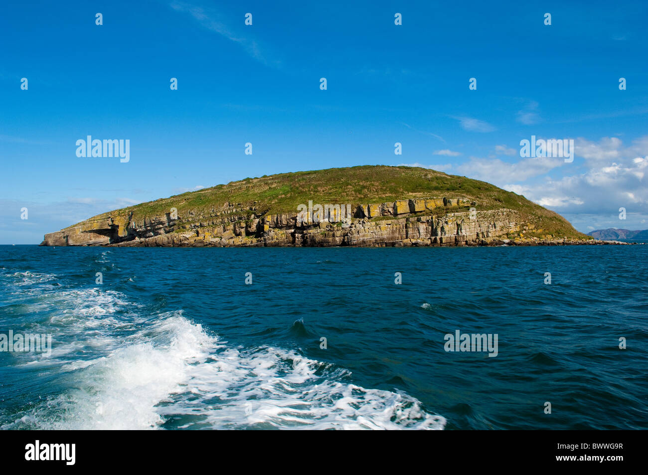 Puffin Insel einer unbewohnten Insel von Anglesey, Wales. Eine geschützte Seevogel-Kolonie von Bootsfahrten betrachtet. Stockfoto