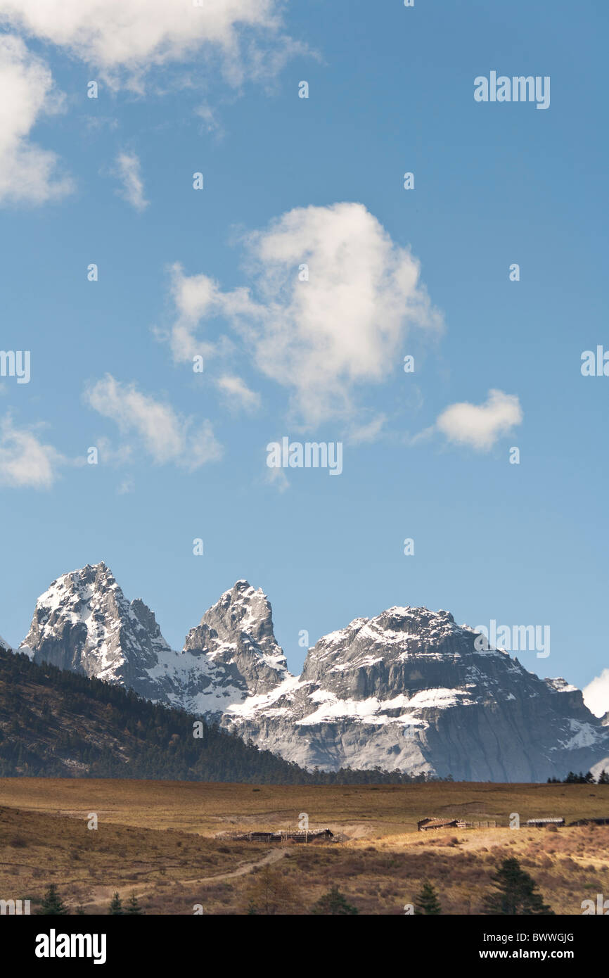 Yulong Xue Shan Berg, auch bekannt als Jade Dragon Snow Mountain, vom Yak Wiese Sicht, Lijiang, Provinz Yunnan, China Stockfoto