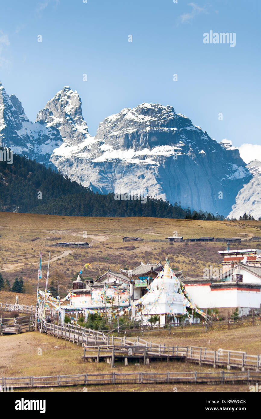 Yulong Xue Shan Berg, auch bekannt als Jade Dragon Snow Mountain, vom Yak Wiese Sicht, Lijiang, Provinz Yunnan, China Stockfoto