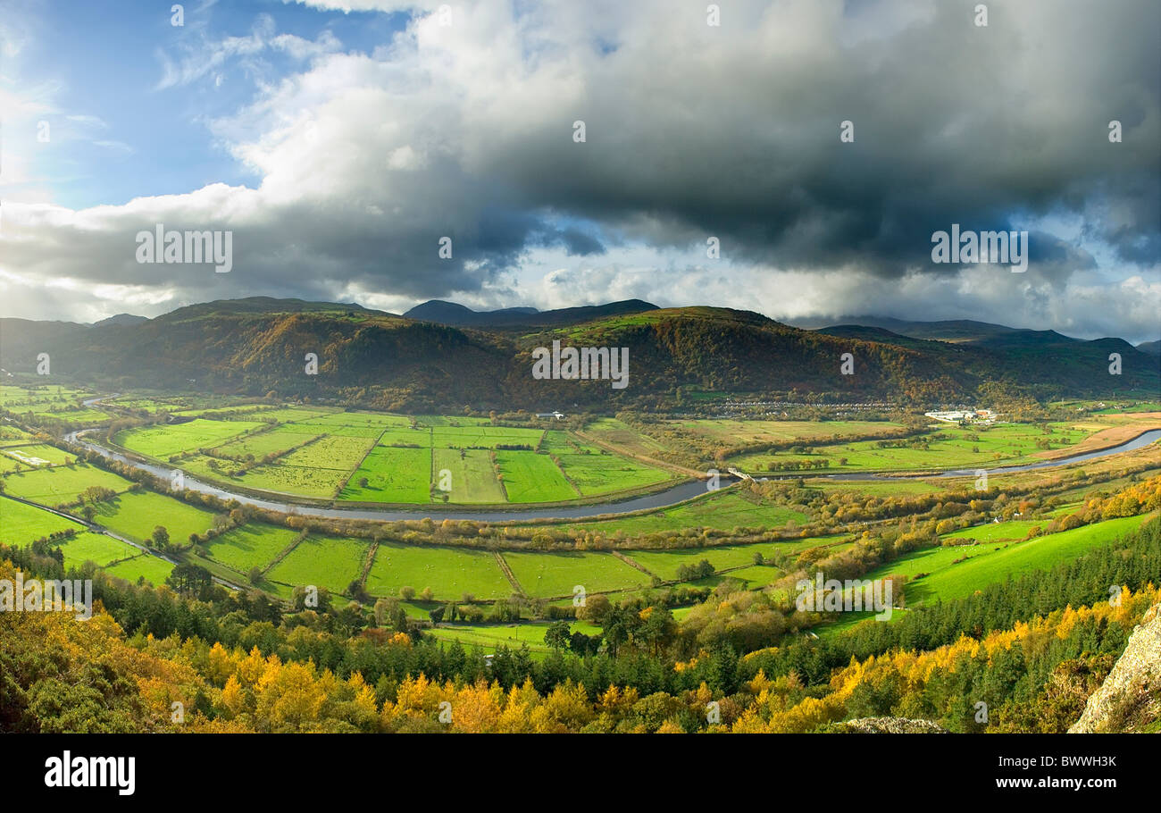 Blick auf das Conway-Tal, North Wales, vom Cadair Ifan Goch. Der Conway-Fluss und die Berge von Snowdonia sichtbar. Stockfoto