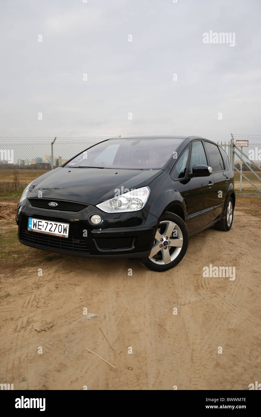 Ford S-MAX 2.0 TDCI - meine 2006 - schwarz Metallic - fünf Türen (5D) - beliebte deutsche MPV (Minivan) - Stadt Stockfoto