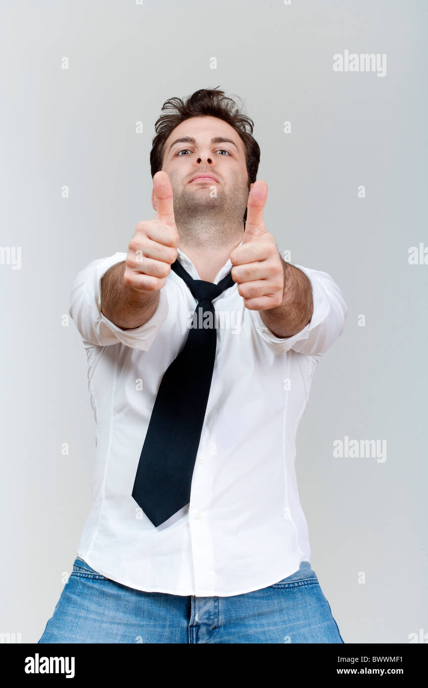 Mann in weißem Hemd und Krawatte hält seine beiden Daumen - isoliert auf weiss Stockfoto