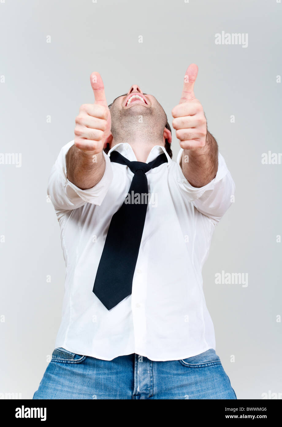 aufgeregt Mann Lachen hält seine beiden Daumen - isoliert auf weiss Stockfoto