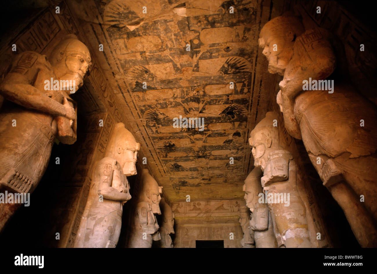 Riesige Statuen / Säulen in der Säulenhalle im Inneren der größeren Abu Simbel Tempel, Nubien, Ägypten. Stockfoto